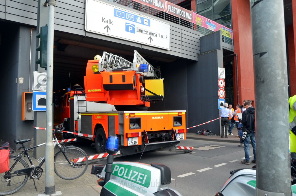 Einsatz BF Koeln Tunnel unter Lanxess Arena gesperrt P9777.JPG - Miklos Laubert